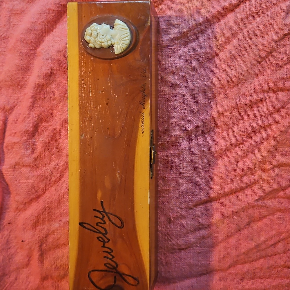Vintage Cedar Wood Lake Tahoe Victorian Cameo Accent Rectangular Jewelry Box